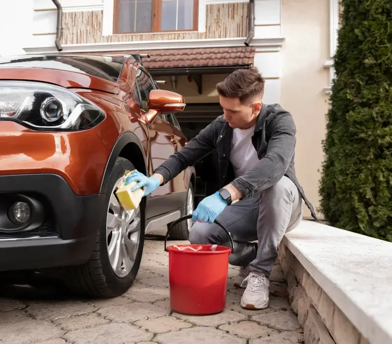 Lavage auto à domicile Bazarnes : professionnel intervenant sur un véhicule